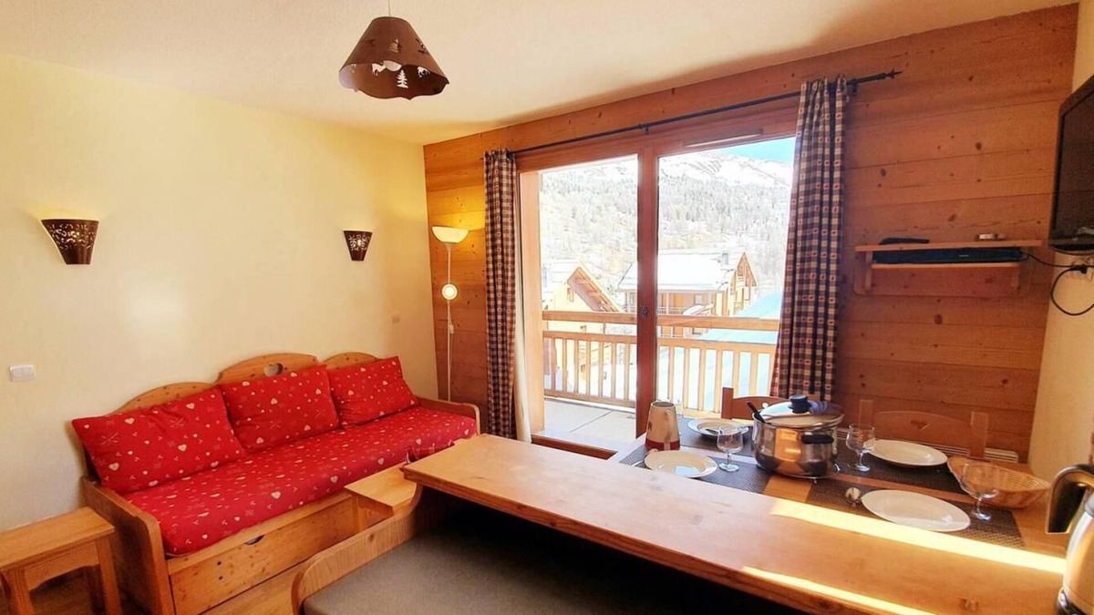 Les Claux Apartment | 150m from ski slopes, 4th floor, swimming pool, balcony, parking, tv, ski locker, 32m², Vars
