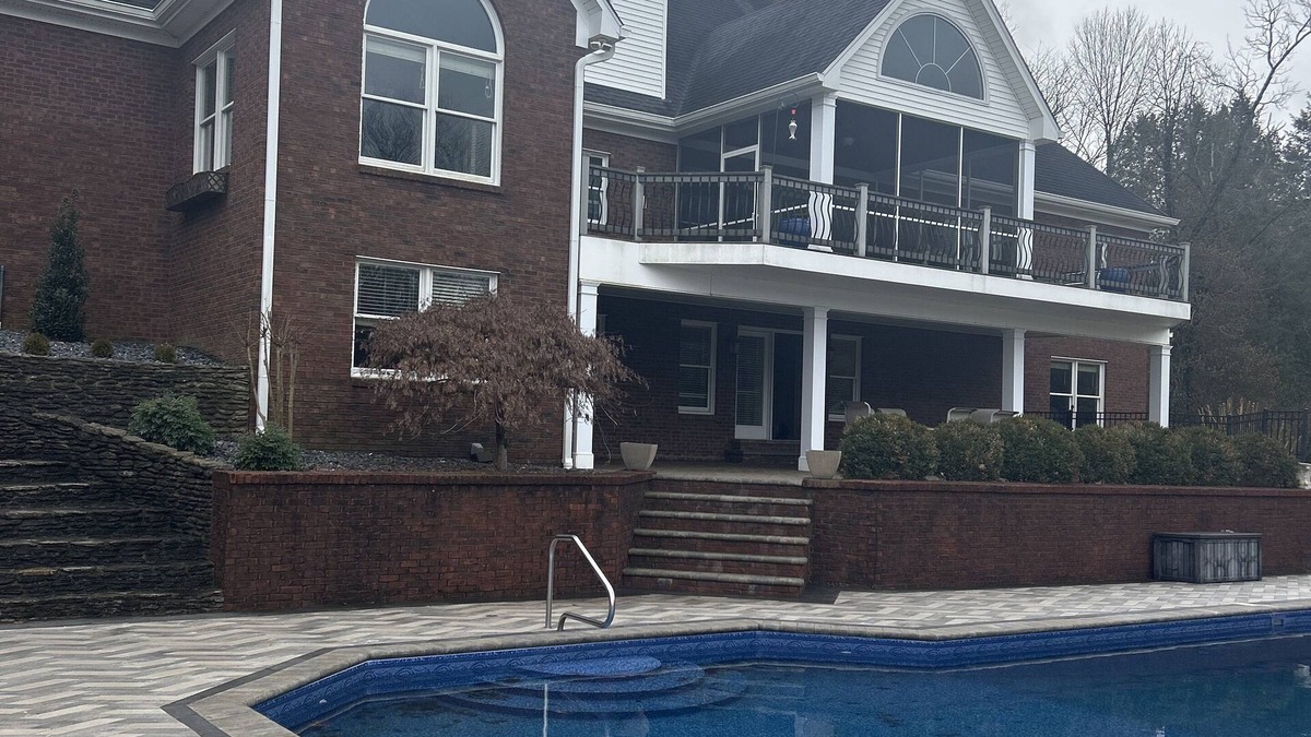 Buechel House | 150th KY.DERBY & PGA CHAMPIONSHIP DESTINATION! Private park setting w/hot tubnn