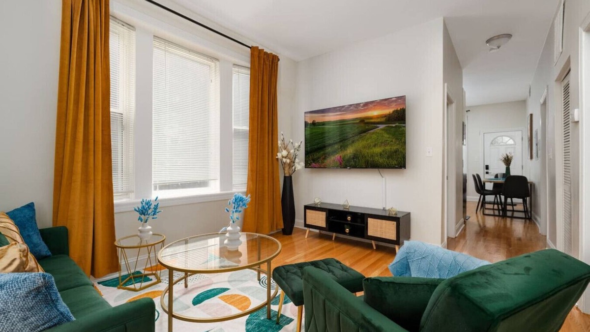 West Town Apartment | 15mins DT | Wicker Park Gem | Sleeps 7 | FreePark
