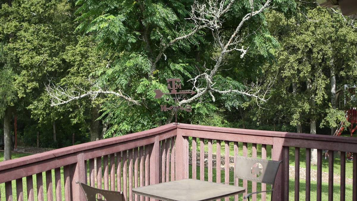 Franklin Estates House | 16 Acre Aggie Octaranch in the Bend of the Brazos River
