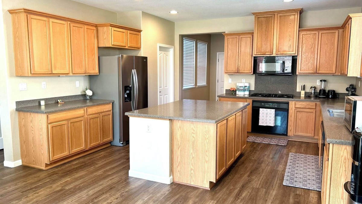 Patterson House | 16 Guest- CA King Bed, RV Parking