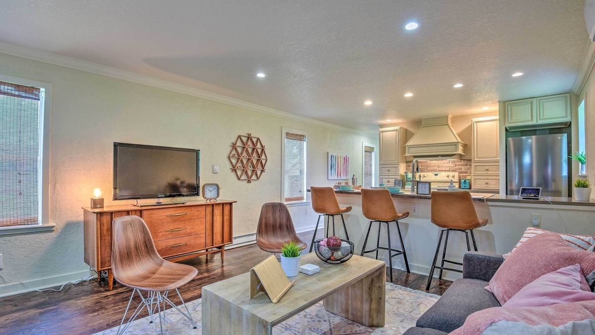 Winter Garden Cottage | 16 Mi to Disney: Cottage w/Deck in Winter Garden
