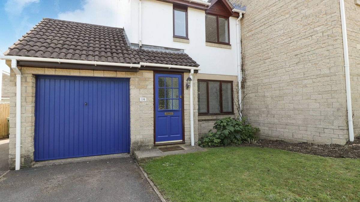 Bradford-on-Avon Cottage | 16 MYTHERN MEADOW, pet friendly, with a garden in Bradford-On-Avon