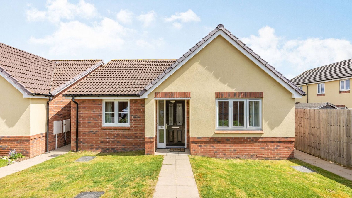 Evesham Cottage | 16 STEWART CLOSE, family friendly, with a garden in Evesham