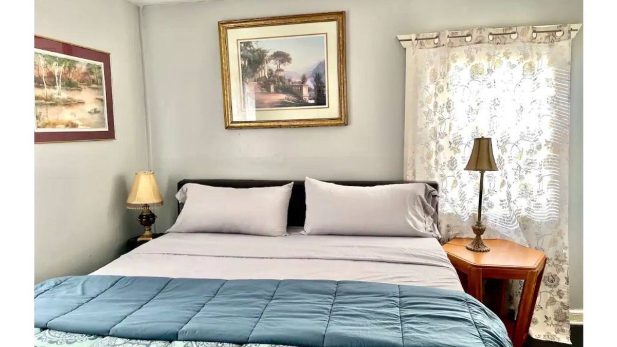 Birmingham House | 1616 quiet Home your home away from home enjoy inn