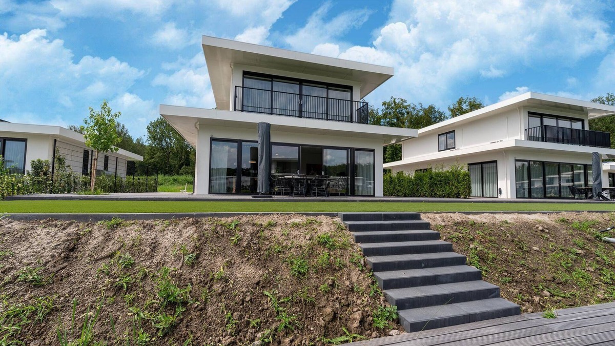 Zeewolde House | 16p spacious villa on the water in Zeewolde