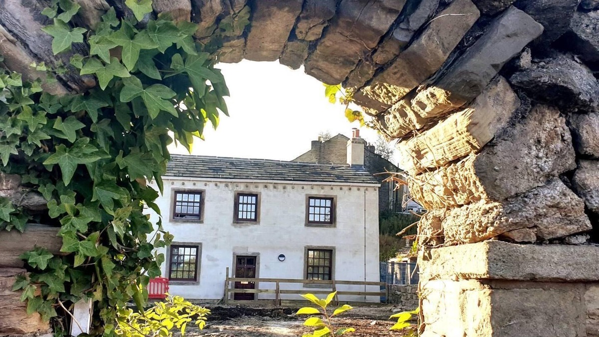 Burnley Cottage | 1700s Canalside Cottage Sleeps up to 12 Guests