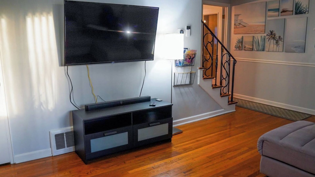 Franklin Park Apartment | 1750. Charming 2BR apartment with Wi-Fi. Quick Drive to Airport and Park Views