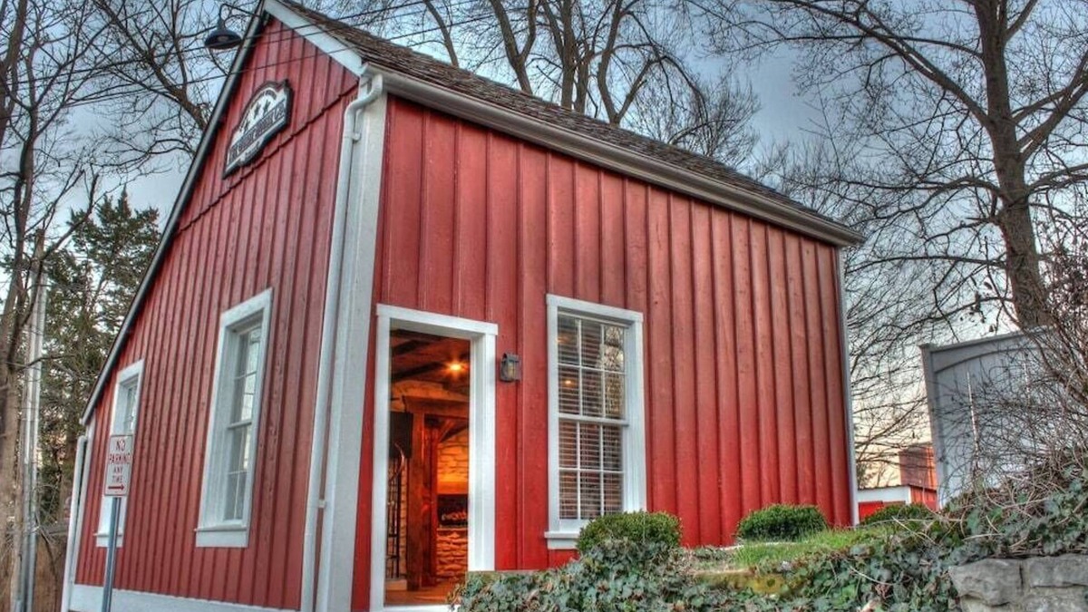 St. Charles House | 1790's Renovated Barn, Main Street St. Charles, Hot Tub in private backyard!