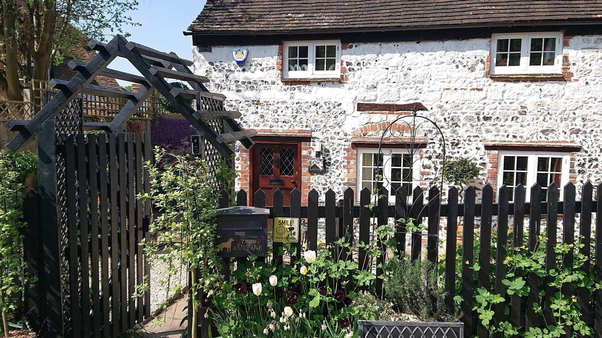 Medmenham Cottage | 17th Century 2-Bed, Sleeps 4, Free Parking