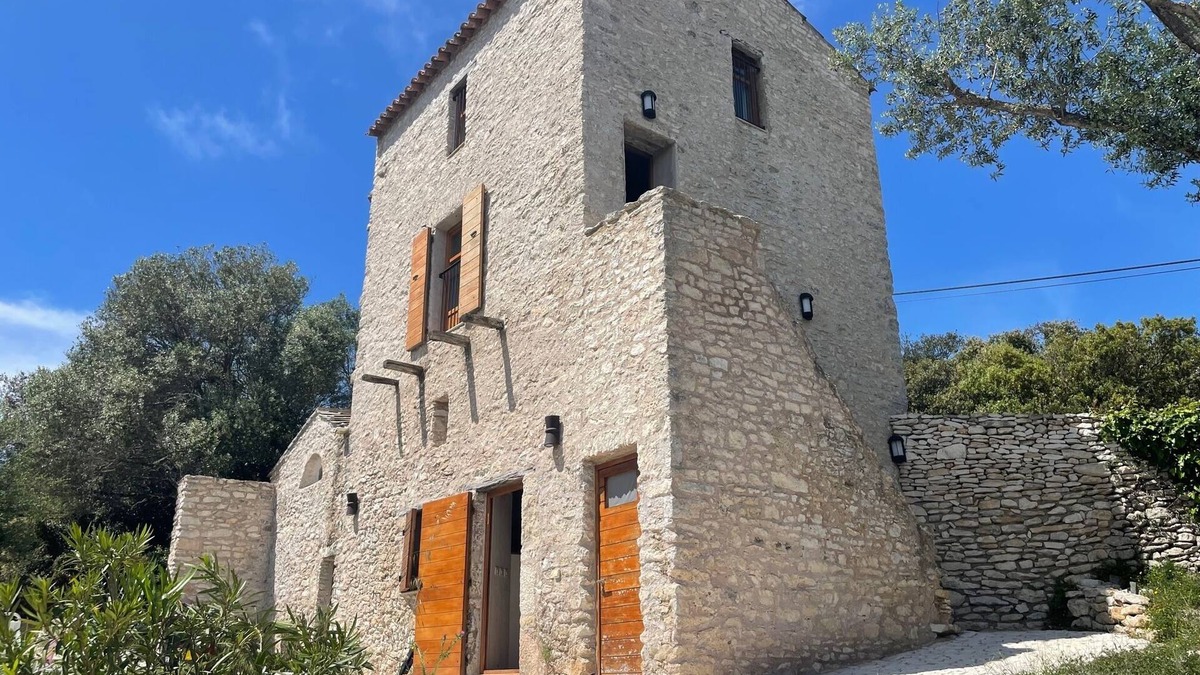 Bonifacio House | 17th century Tower, restored and a sheepfold; 10 min walk to beach CalaSciumare