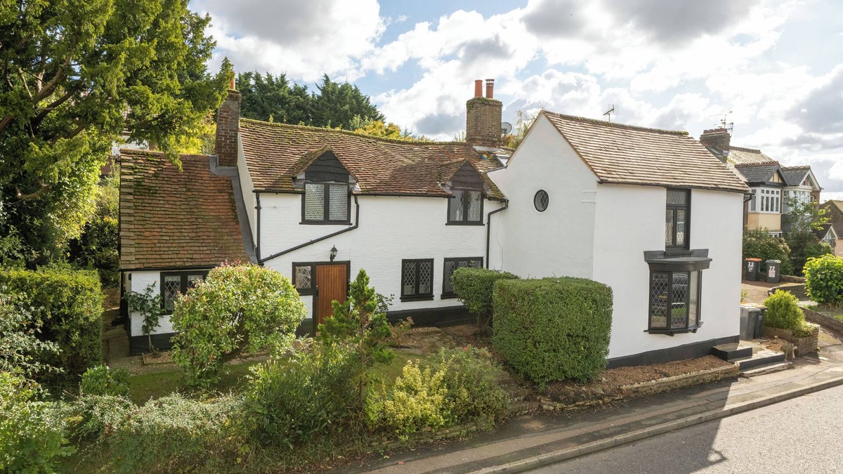 Luton Cottage | 18 century cottage nr Harry Potter Studios, London & Luton Airport. Pet friendly