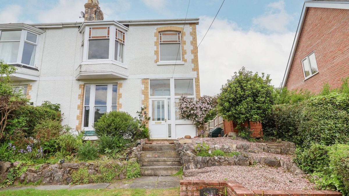 Meliden Cottage | 18 FFORDD TANRALLT, family friendly, with a garden in Prestatyn