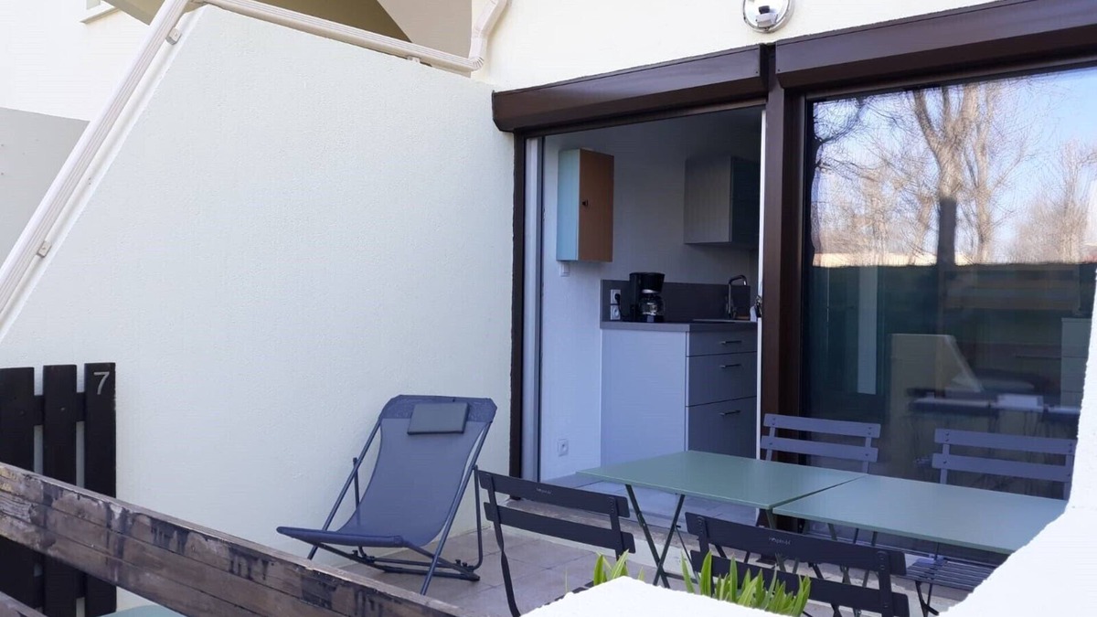 Marseillan Apartment | 18 m2 studio apartment with direct beach access.