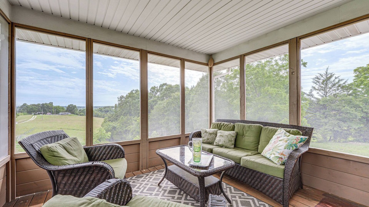 Omaha House | 18 Mi to Table Rock Lake: Pet-Friendly Ozark Home!