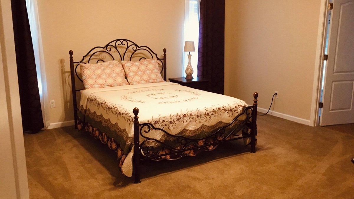 Oak Hill House | 18 minutes to Downtown Covington Square Walk of Stars and Great Restaurants