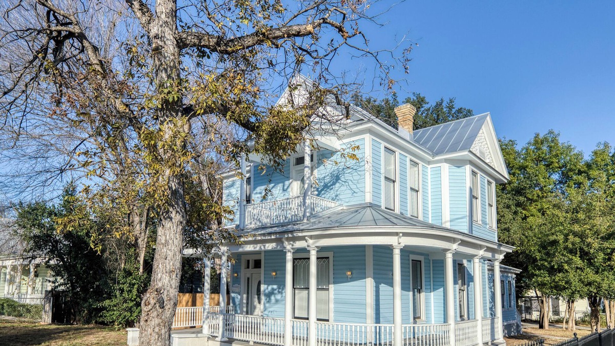 Eastside Promise Neighborhood House | 1800s Historic Victorian Home Downtown San Antonio 3 mins from Alamodome