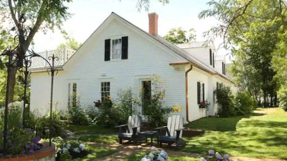 St. Andrews House | 1830s Cory Cottage – Historic Stay w/Ocean Views. Walk to everything.