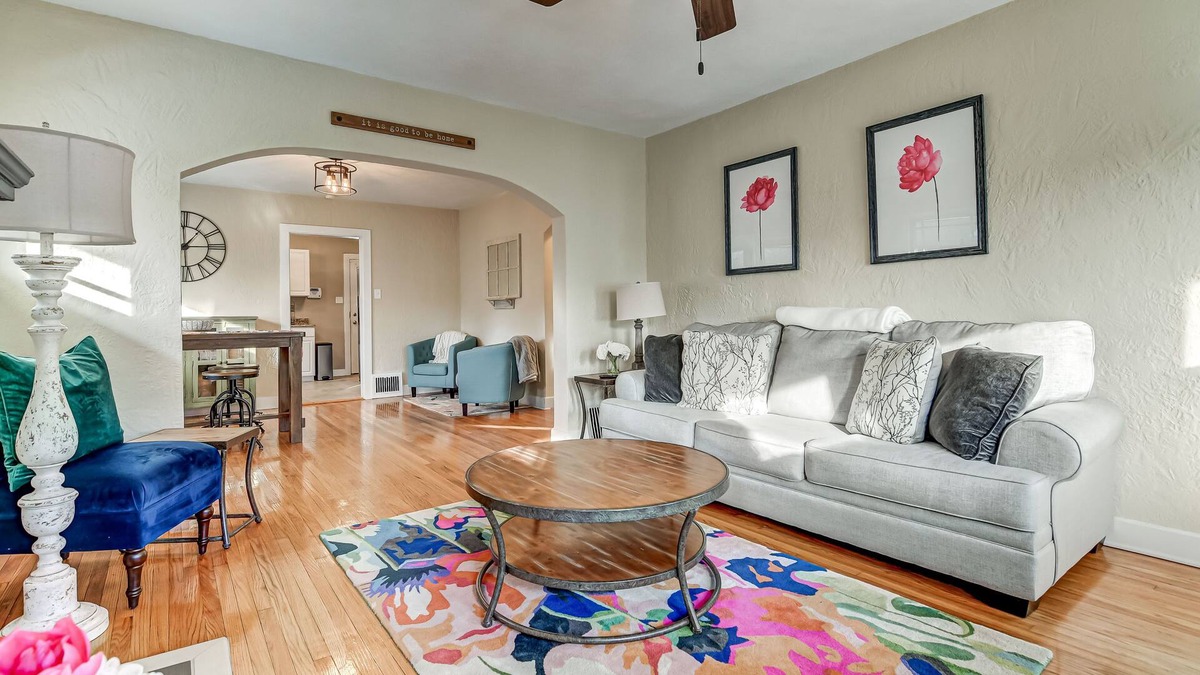 Springfield House | 1833 - Stylish and Cozy Home in Springfield!