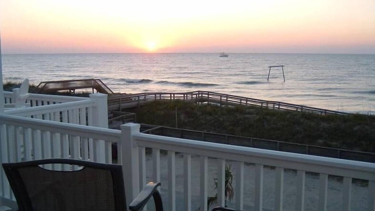 Surf City House | 184 REVIEWS 10 EXCEPTIONAL 150 FEET TO OCEAN-NEWLY RENOVATED-BEAUTIFUL VIEWS!