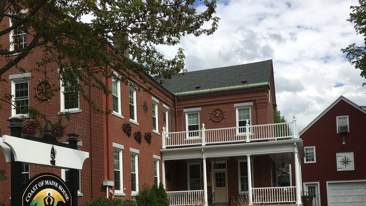 Southern Coast House | 1856 Ships brick Ships Captains Mansion 4 Bedroom