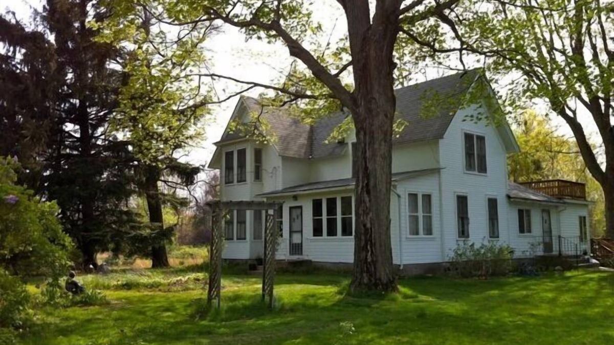 South Haven House | 1860's White House In Glenn Located Between South Haven And Saugatuck