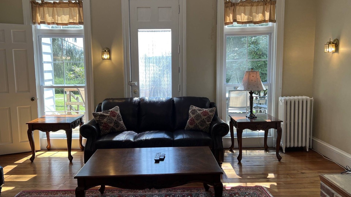 Milford House | 1860 Spencer House - 6 bedroom/6 bath home, 10 minutes to Dreams Park
