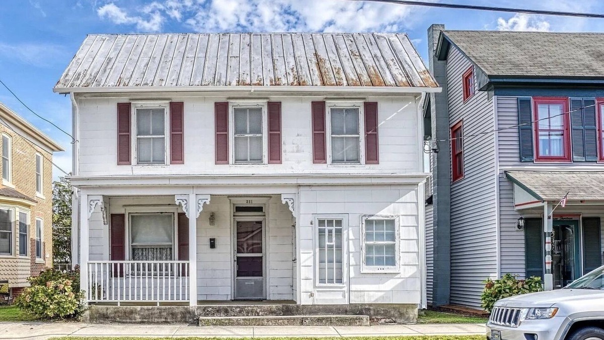 Historic District House | 1880's Historic Beach House. Easy Walk to the Beach, Shopping & Restaurants