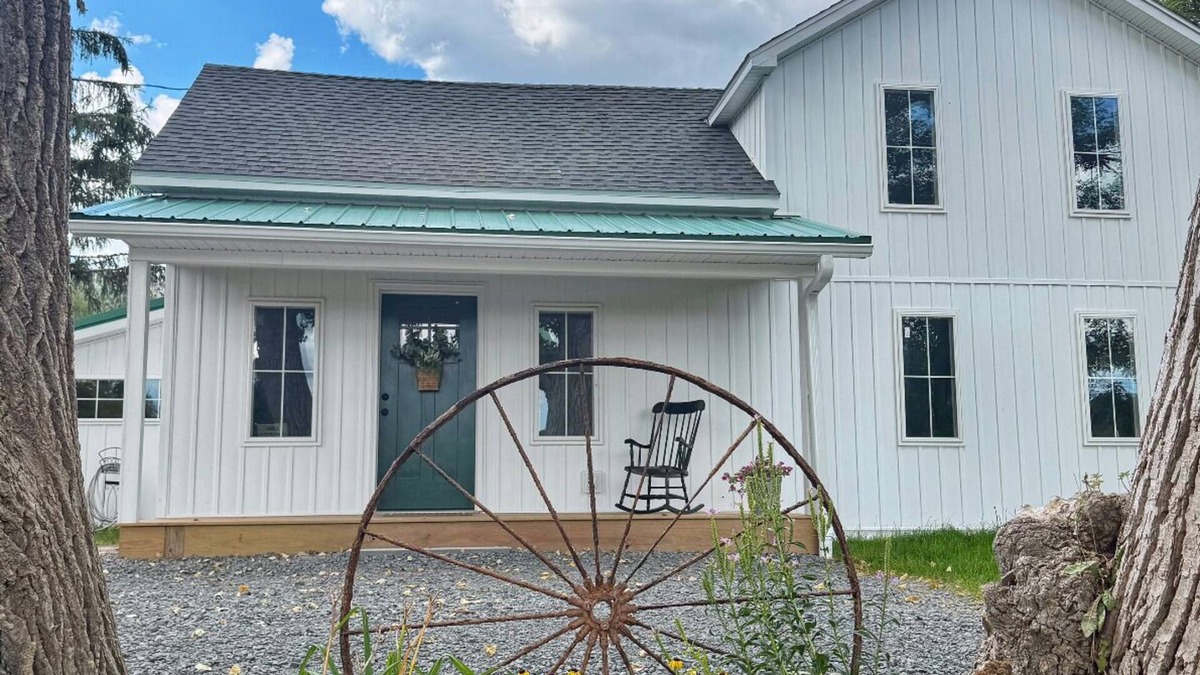 Prattsville House | 1880s 2-bedroom Farmhouse at Bearpen Mtn