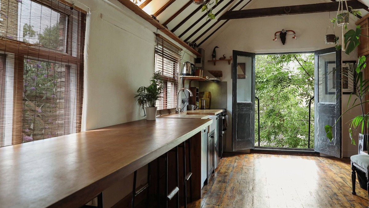 Haringey Cottage | 1880s Coach House – Pet‑Friendly & Off-Road Parking