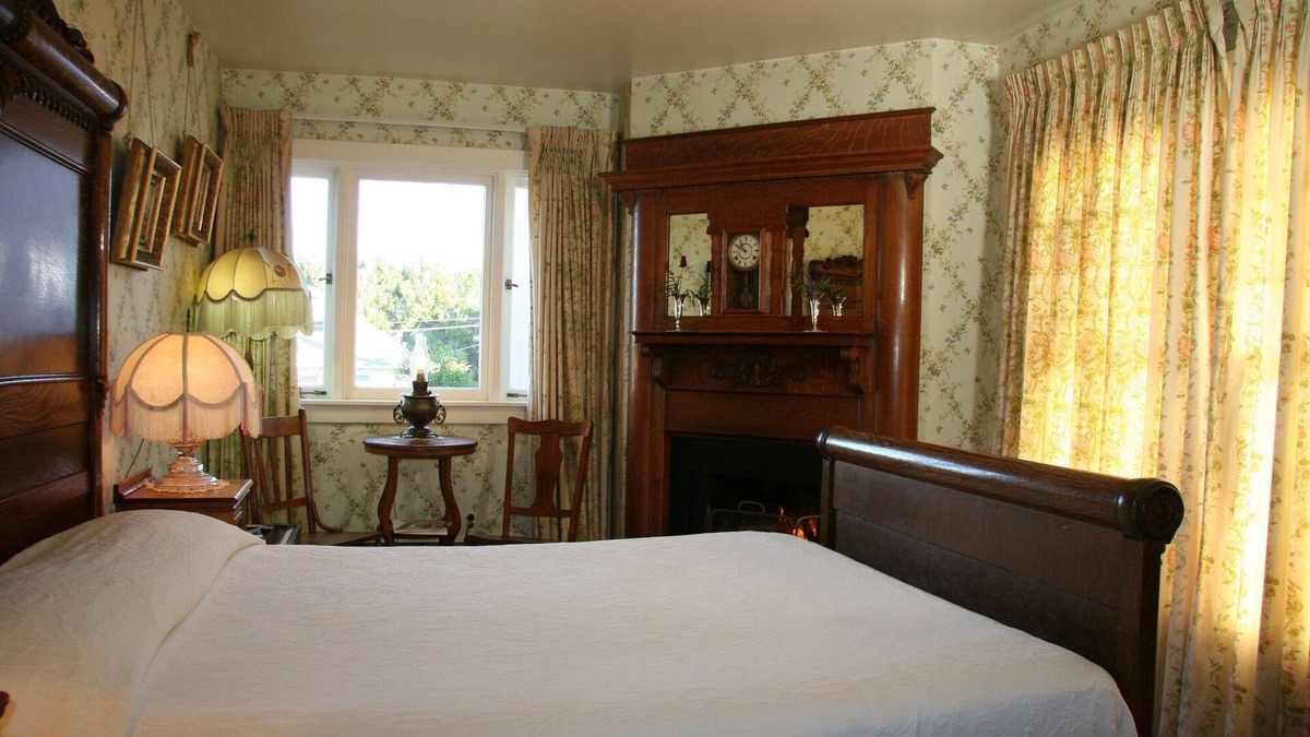 Pacific Grove Cabin | 1890 Quarter Sawn rolled oak armoire/Fireplace/ QUEENBED/clawfoottub/shower