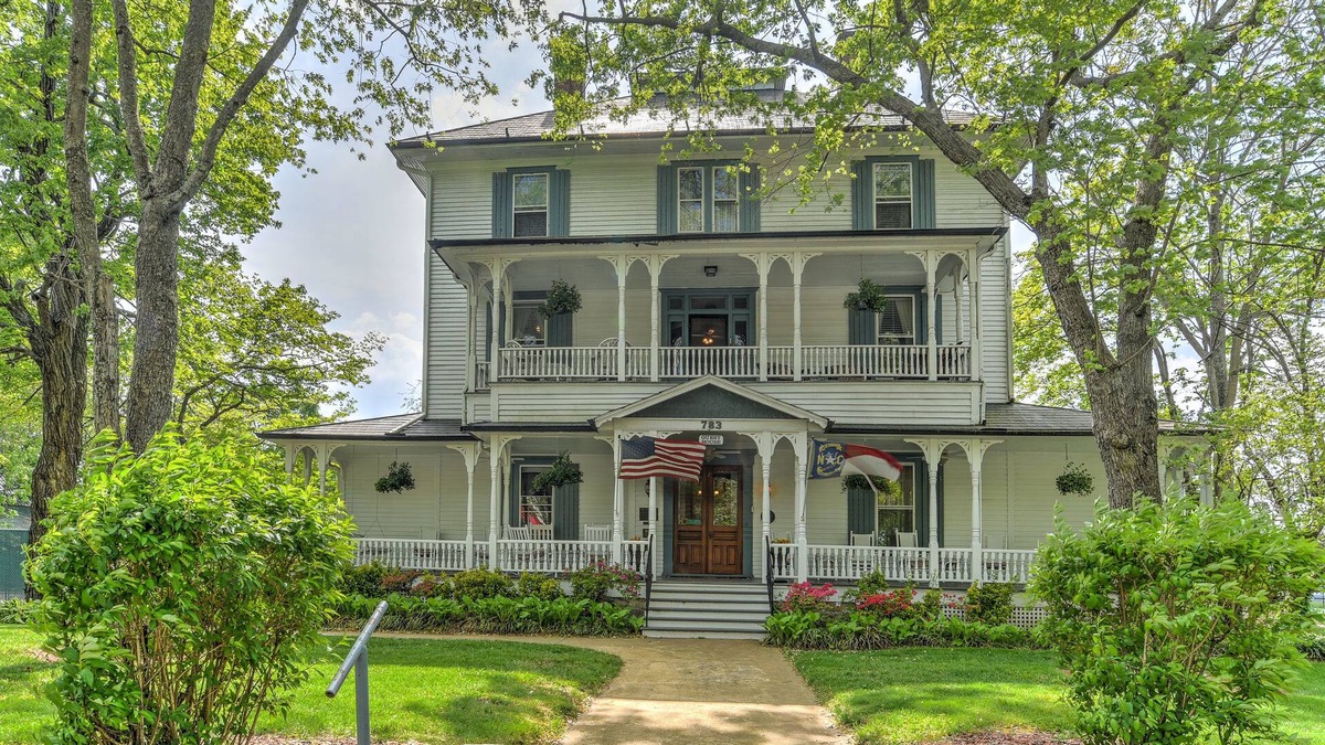 Hendersonville Bed & Breakfast | 1898 Waverly Inn