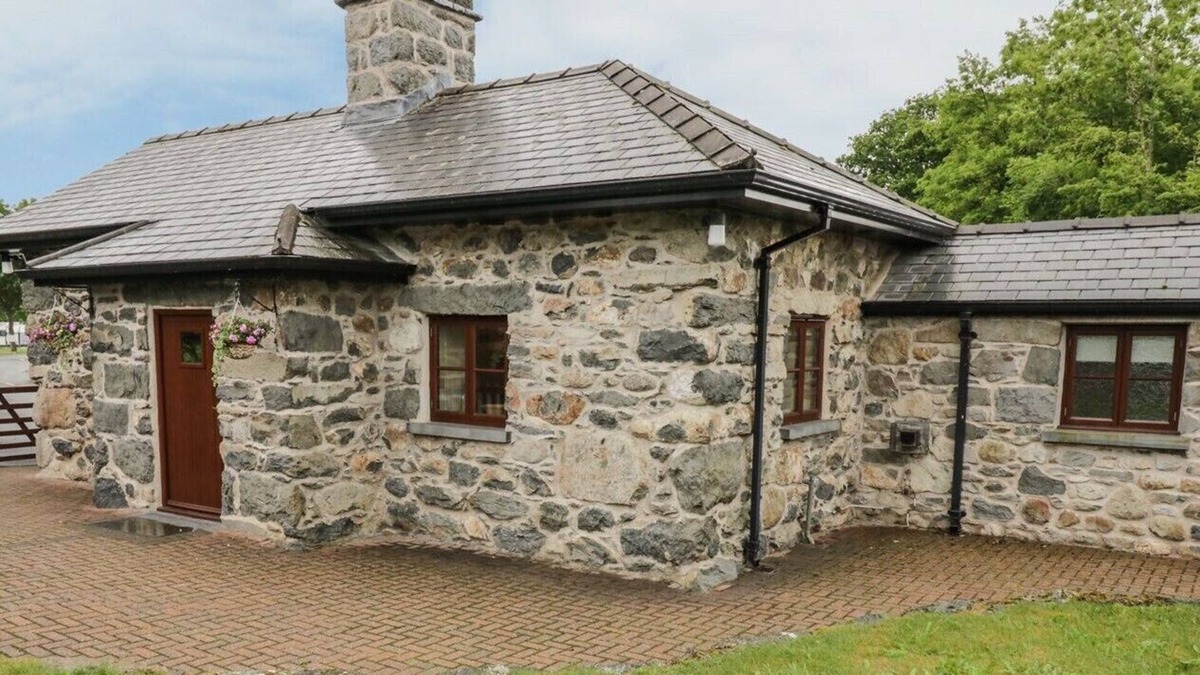 Llanuwchllyn Cottage | 18th Century Quaint Cottage with private lake access, Bala, Snowdonia, N. Wales