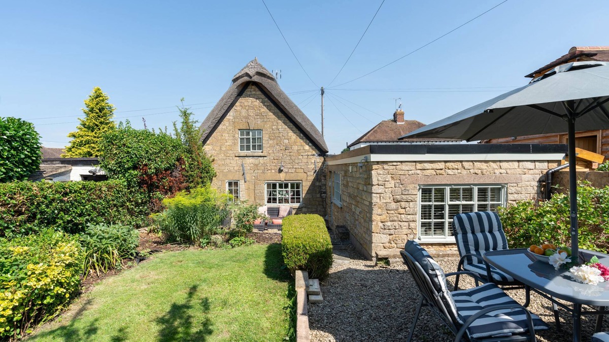 Broadway Cottage | 18th century thatched Cotswold holiday cottage in Broadway - Orchard Cottage, Broadway