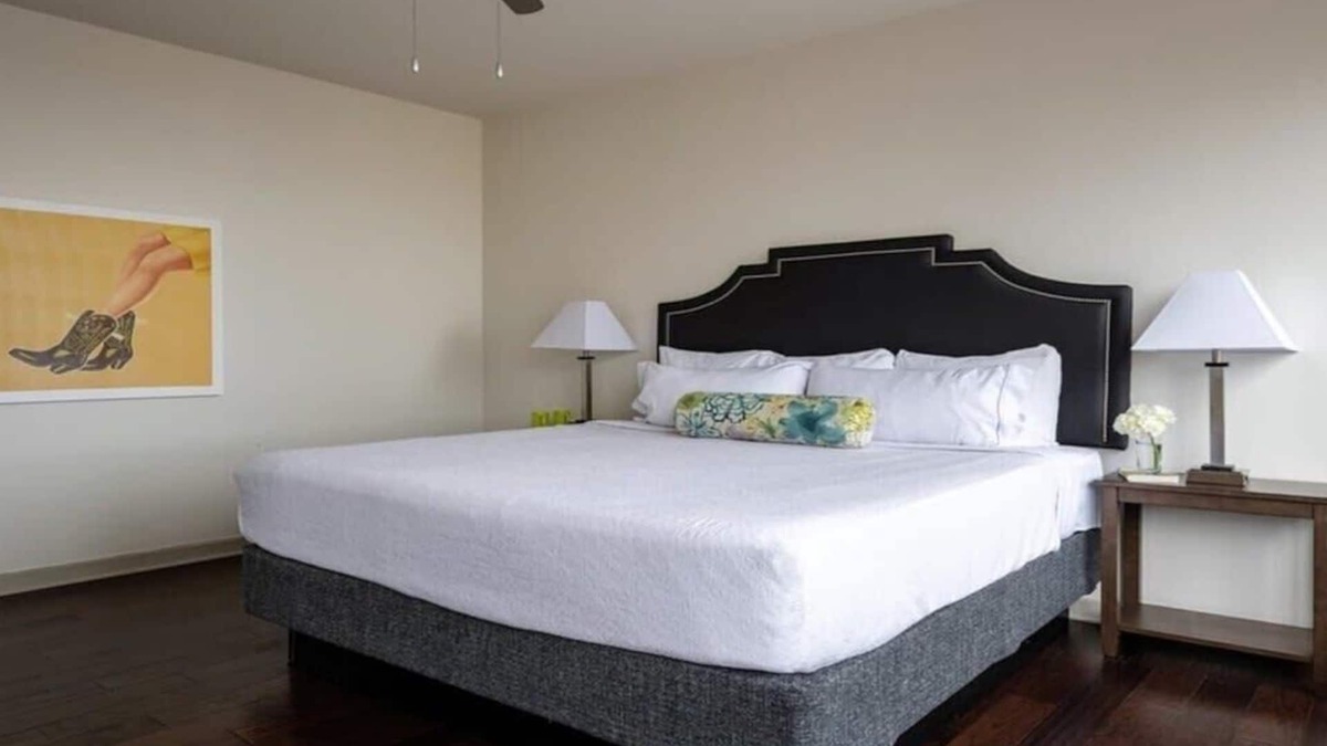 Downtown Dallas Apartment | 18th FL Stylish CozySuites w/pool, gym #3