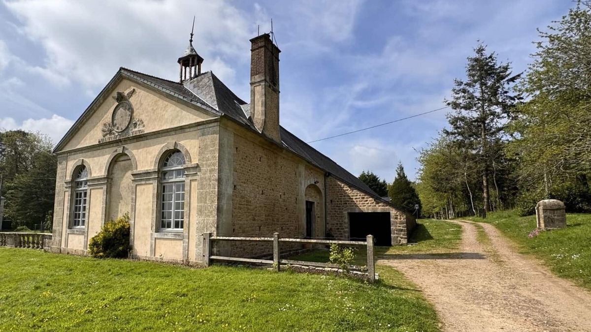 Saint-Germain-de-Tournebut Cottage | 18th-century renovated pavilion in a private park with internet and parking