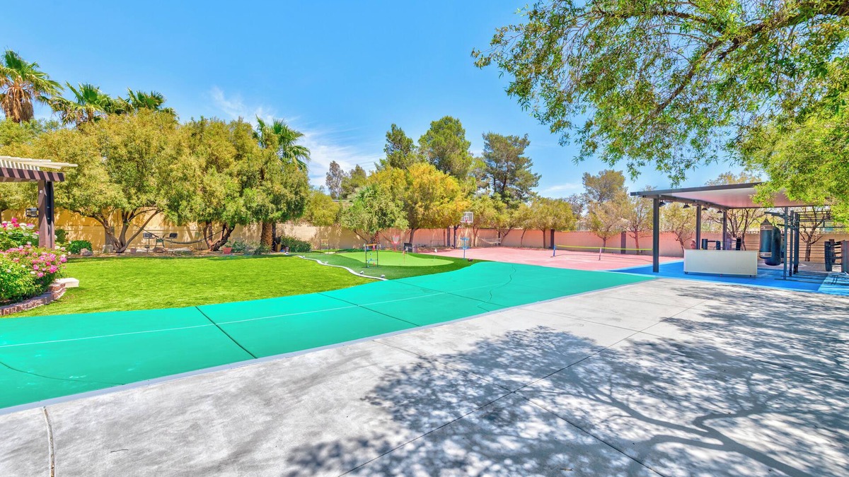 Spring Valley Villa | 19 BEDS, 10BR, 14 Bath, 3/4 acre, Basketball, Pickleball, Golf, Pool & Jacuzzi