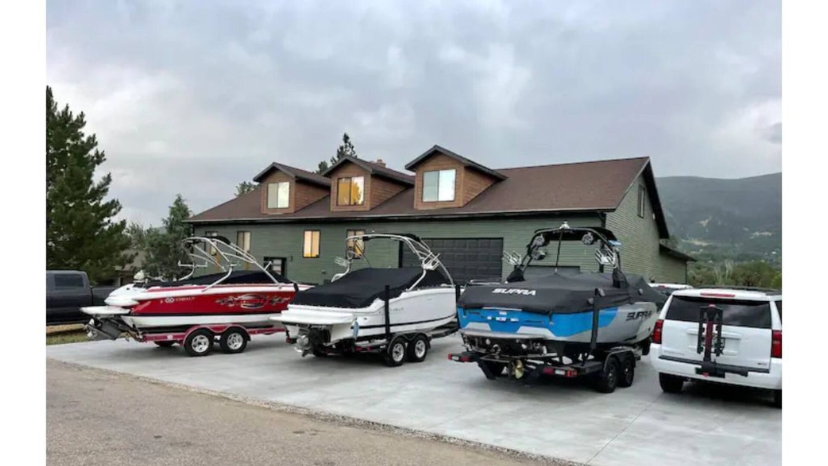 Eden Cabin | 19 Beds, Indoor BBall Ct, Lake & 3 Ski Resorts!