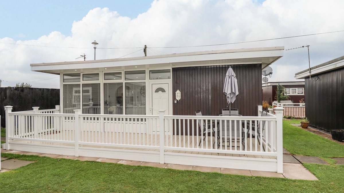 Chapel Saint Leonards Cottage | 19 CHERRY PARK, pet friendly, with a garden in Chapel St Leonards
