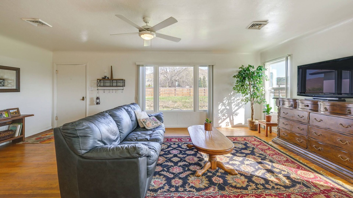 Woodlake House | 19 Mi to Sequoia Nat’l Park: Mtn-View Woodlake Gem
