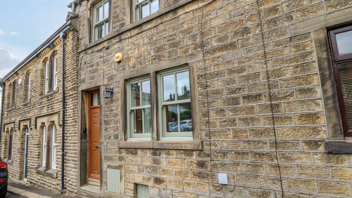 Holmfirth House | 19 THE VILLAGE, family friendly in Holmbridge