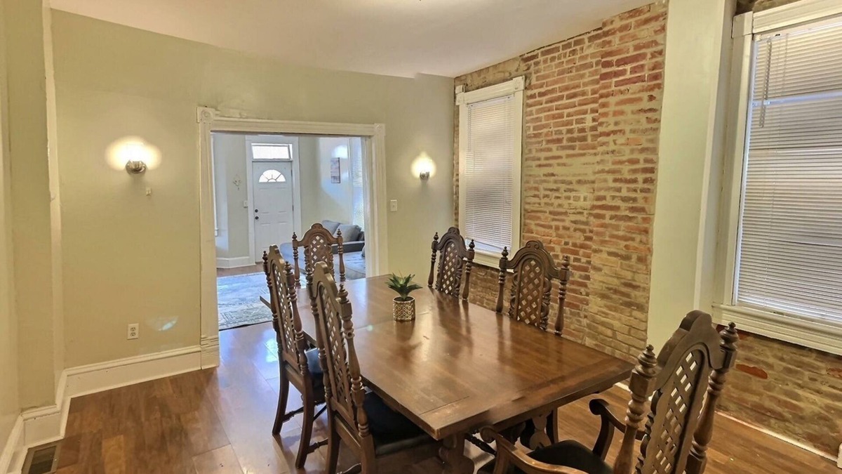 Cumberland House | 1900s Downtown Rowhouse, walkable, historic, pet friendly, spacious.