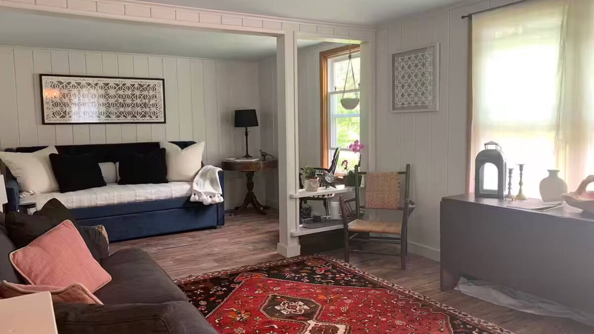 Coxsackie Cabin | 1900’s farmhouse, hot tub & fireplace