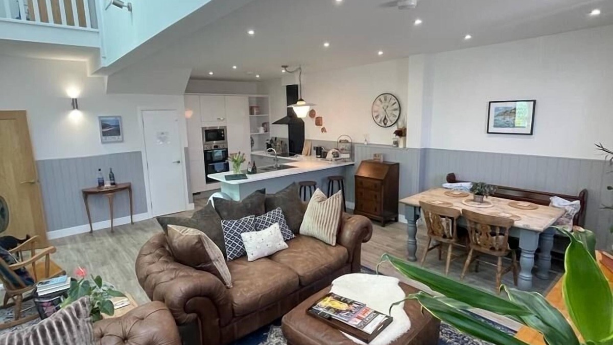 Apse Heath House | 1902 chapel. Family & pet friendly. Parking & garden.