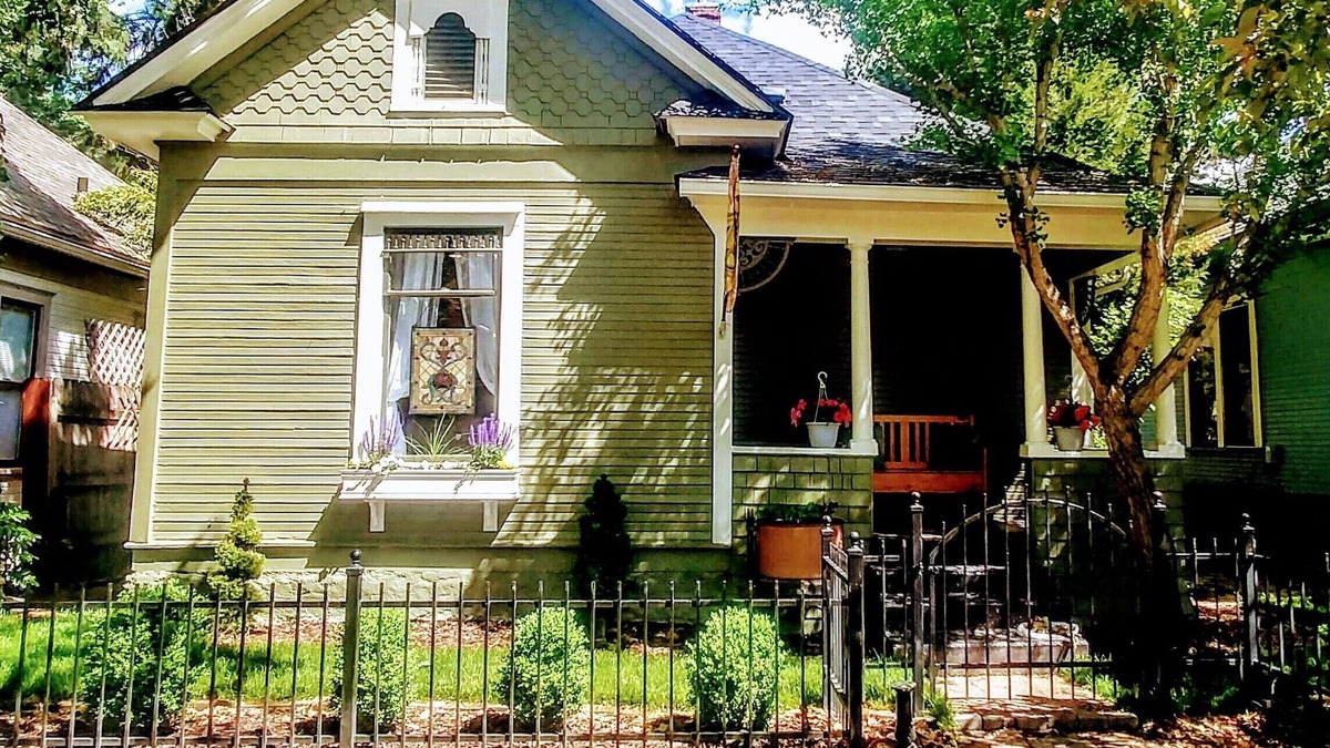 North End House | 1906 Victorian Cottage located in the heart of Hyde Park