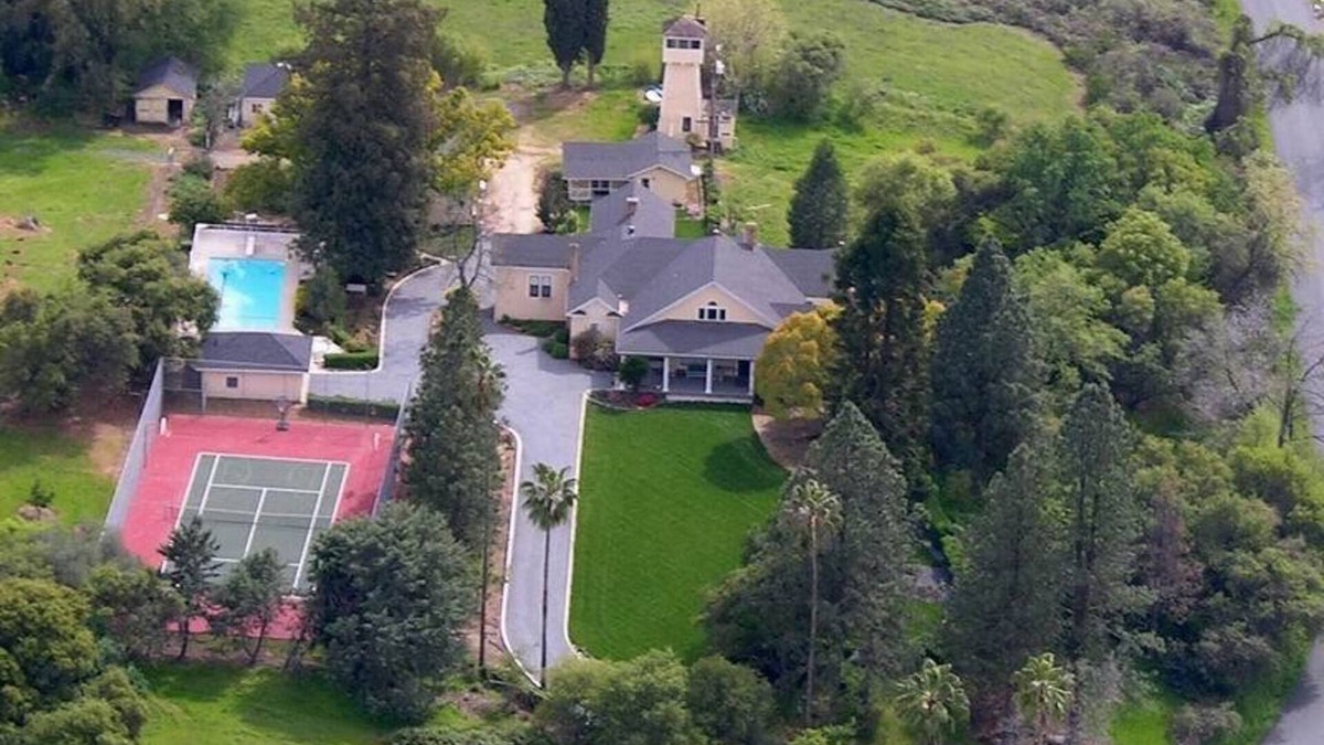 Newcastle House | 1906 Victorian Farmhouse and Cottage on Beautiful Ranch near Folsom Lake