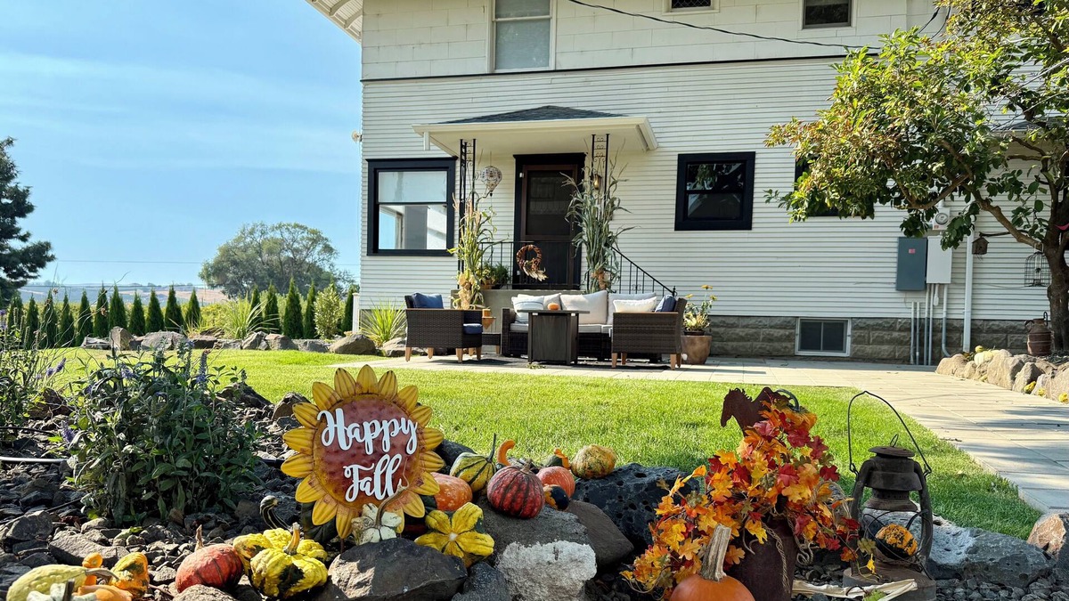 Yakima Other | 1910 Farmhouse- 4 BRs, Hot Tub, Fire Pits & Breathtaking Views – Perfect for 10