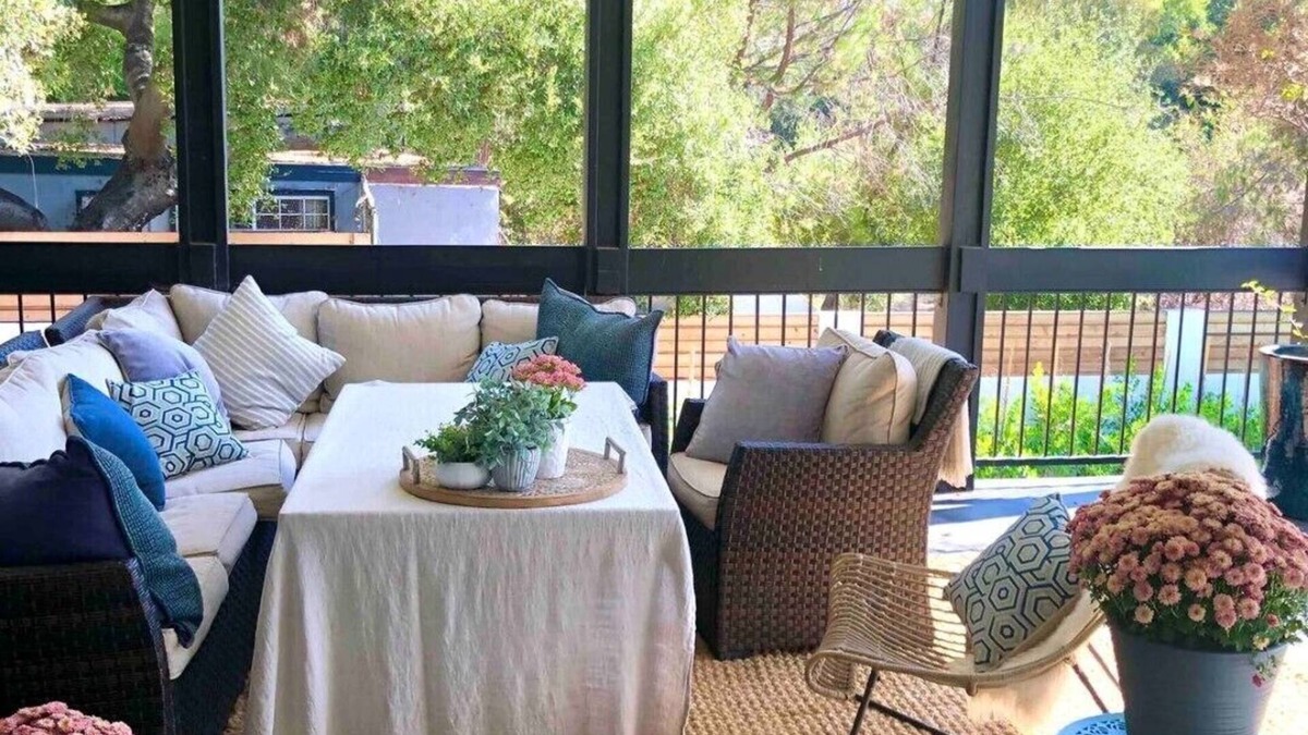 North Central House | 1920s Pasadena Cottage Steps from RoseBowl w/Pool