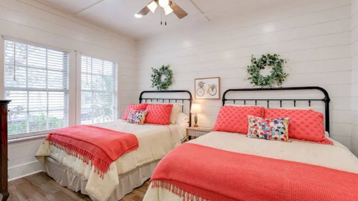 Laurel House | 1930's Bungalow steps away from Laurel's Historic District!