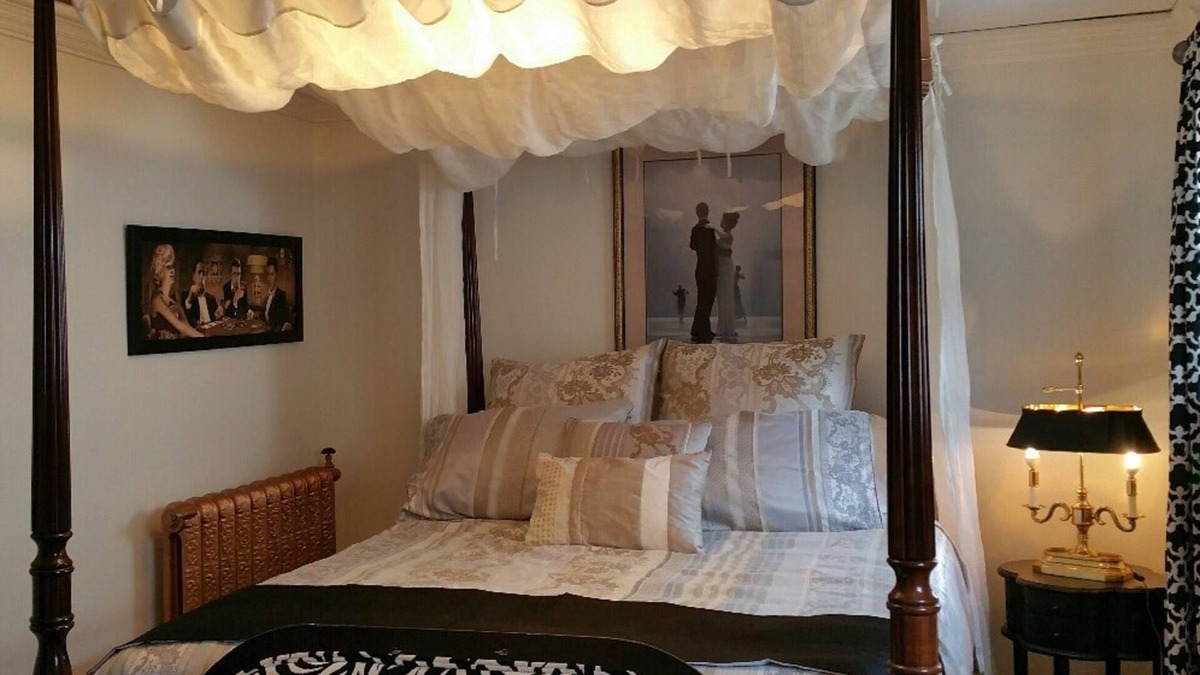 North End Apartment | 1930's Nostalgic Boutique Loft Canopy Beds